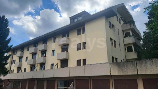 PrivaliaBel appartement de  6 pièces au 1er étage composé d&rsquo;un hall, d&rsquo;une cuisine équipée (hotte, four, plaques vitrocéramiques, frigo, lave-vaisselle), d&rsquo;un séjour avec balcon, 4 chambres dont une avec un balcon, d&rsquo;une salle de bains, d&rsquo;un WC séparé. Une place de parc extérieure est louée obligatoirement avec le logement à CHF 100.00