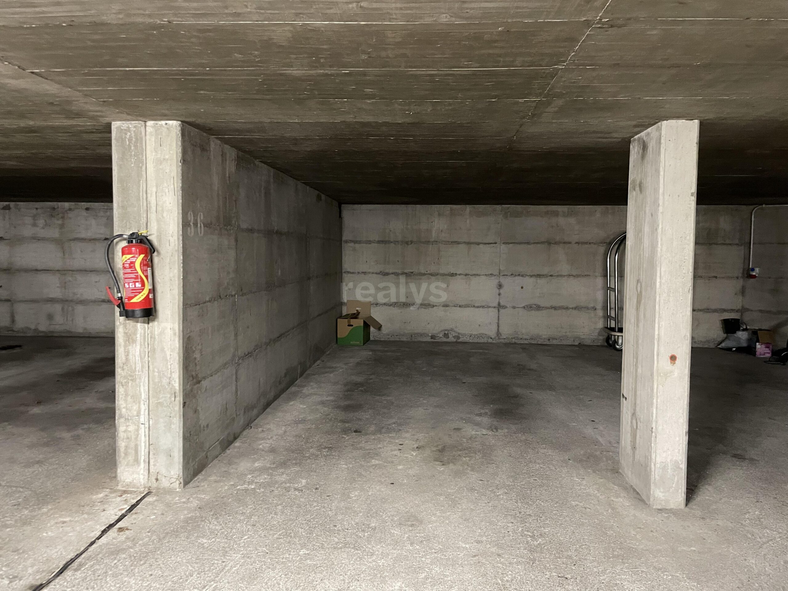 PrivaliaPlace de parking couverte au 1er sous-sol intérieur dans un immeuble résidentiel