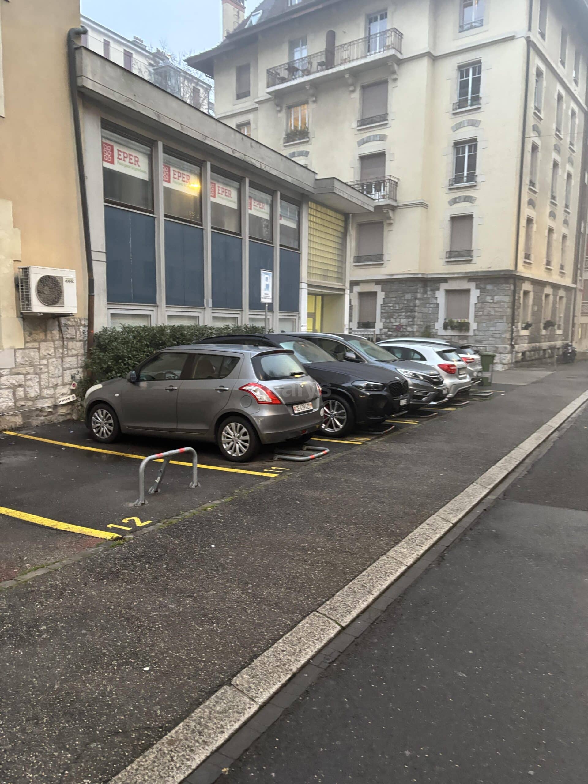 PrivaliaPlace de parc extérieure située à la Servette