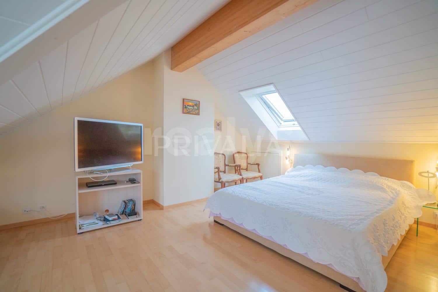 PrivaliaBeautiful semi-detached house with south facing garden