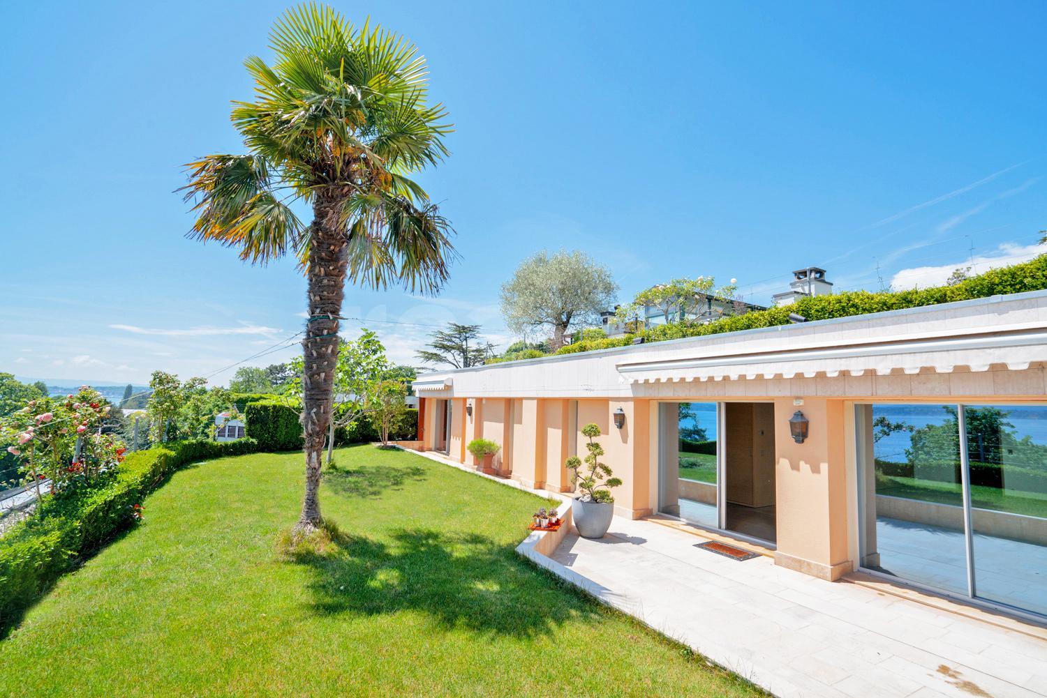 PrivaliaSuperbe attique avec jardins-terrasses et vue panoramique sur le lac