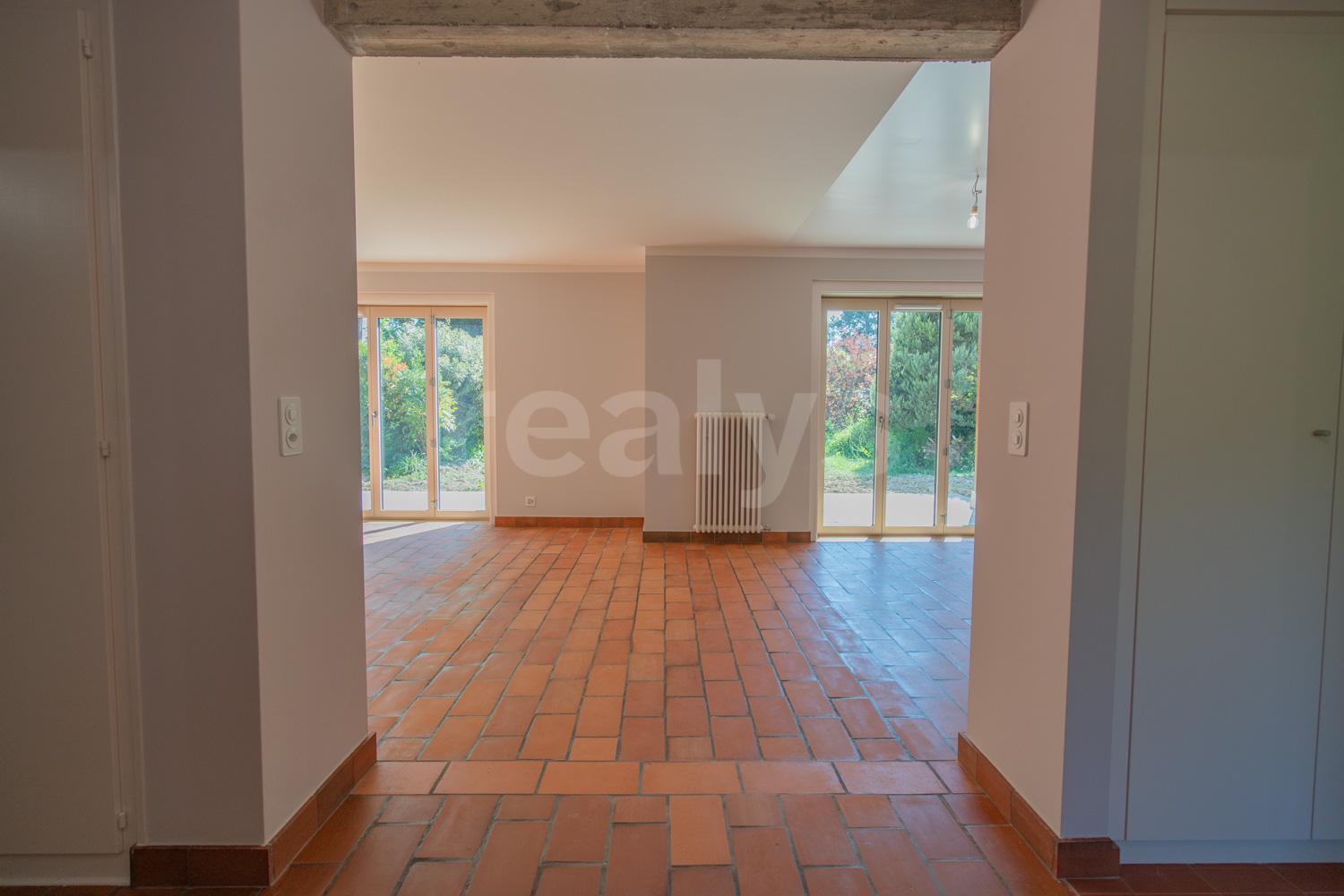 PrivaliaBeautiful new flat with garden