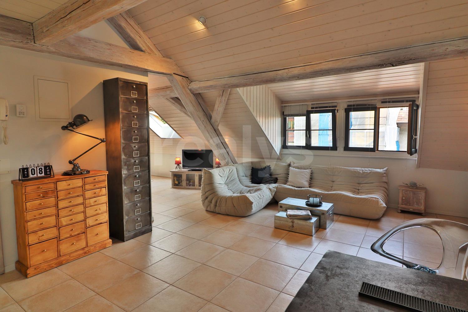 PrivaliaCharming attic flat in the old village of Onex