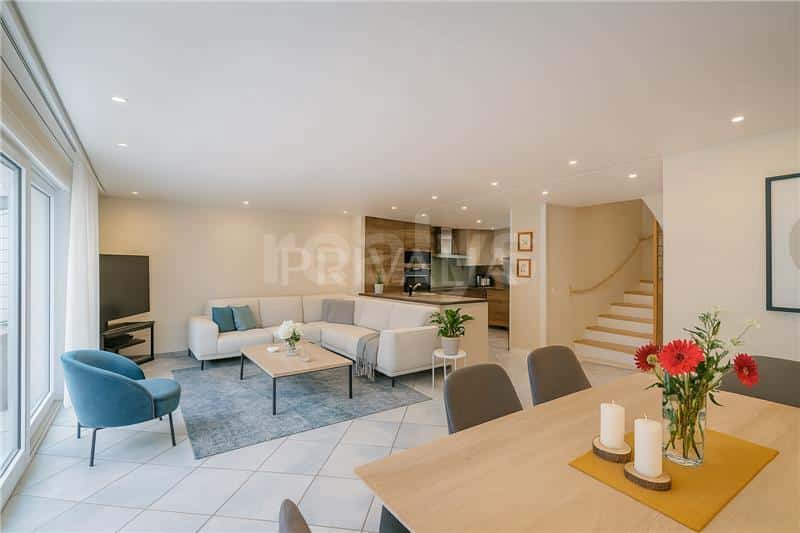 PrivaliaBeautiful semi-detached house with south facing garden