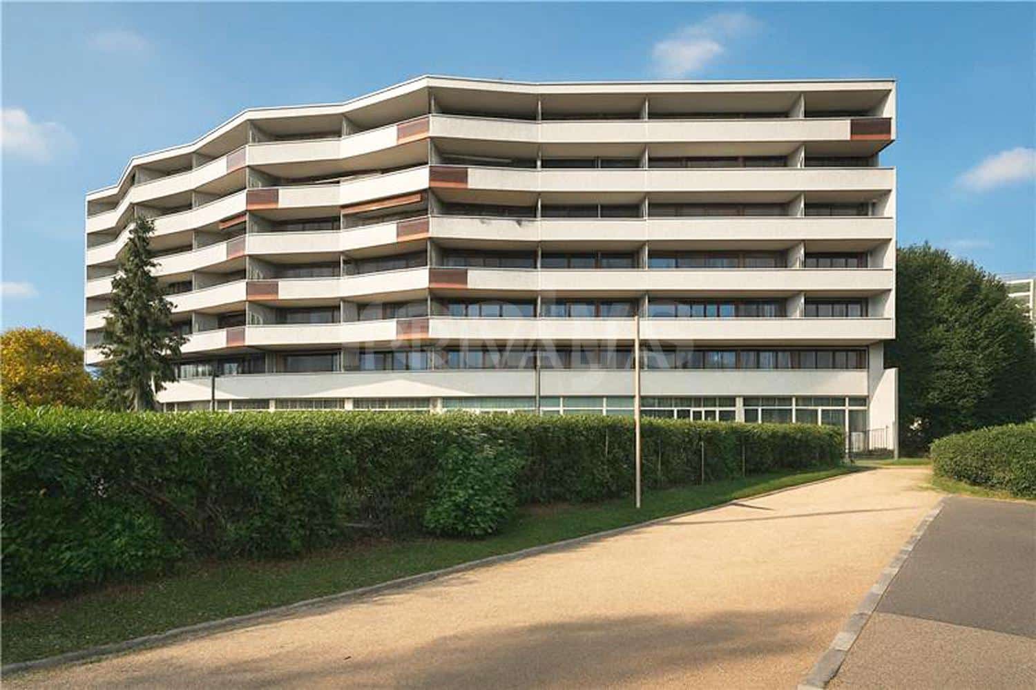 PrivaliaNew opportunity : through arcade, strategic location!