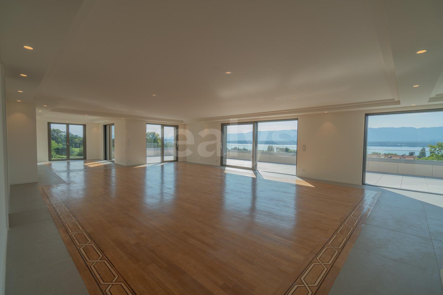 PrivaliaSumptuous 7.5 room penthouse with panoramic view of the lake and mountains