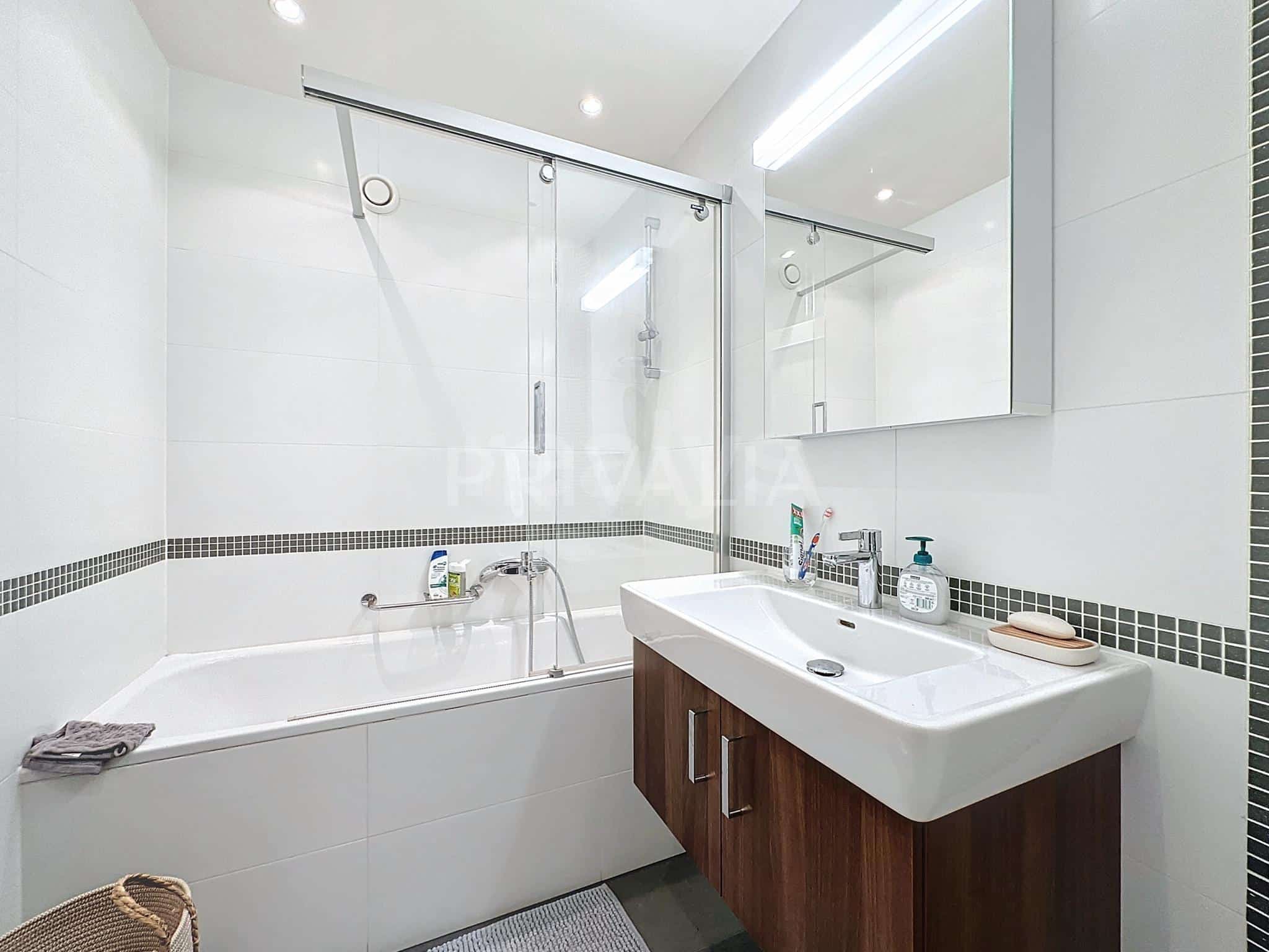 PrivaliaSUPERB 4 ROOMS CROSSING APARTMENT