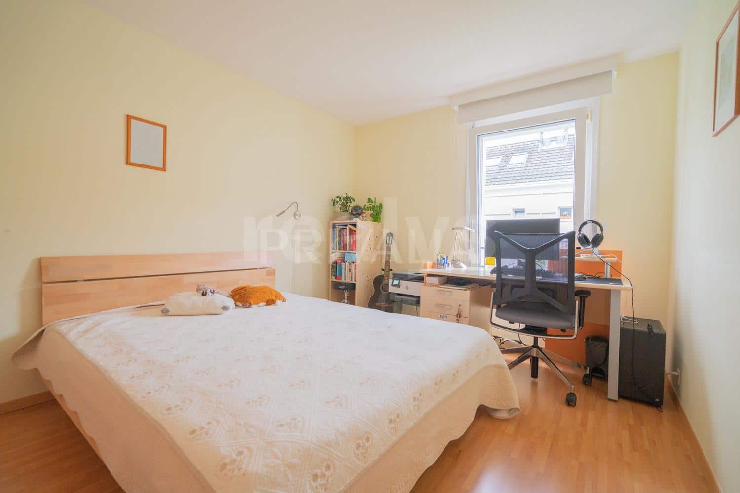 PrivaliaBeautiful semi-detached house with south facing garden