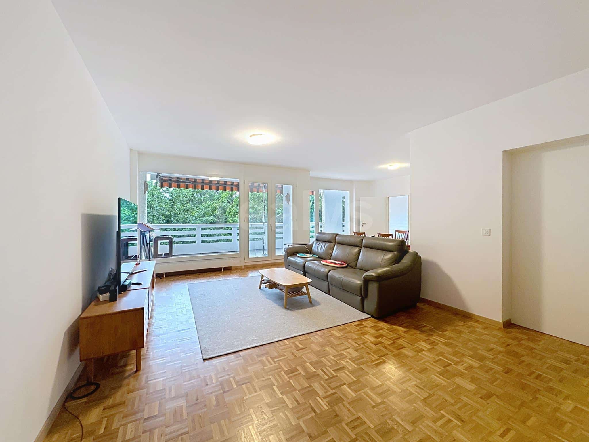 PrivaliaMagnificent, light-filled walk-through flat facing Parc Bertrand