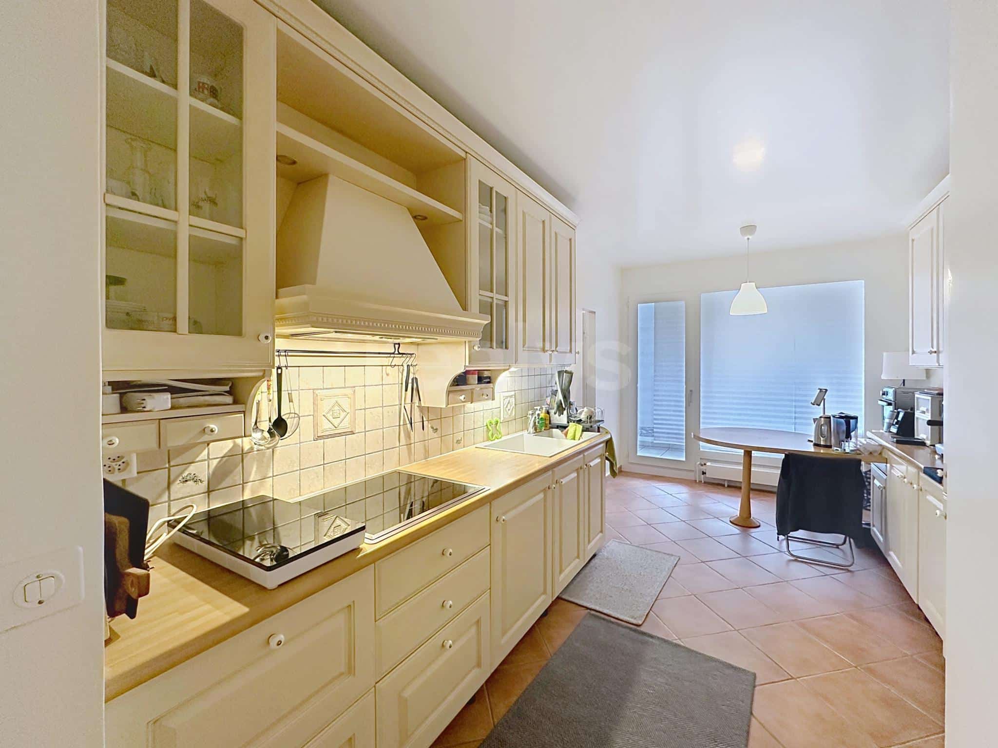 PrivaliaMagnificent, light-filled walk-through flat facing Parc Bertrand